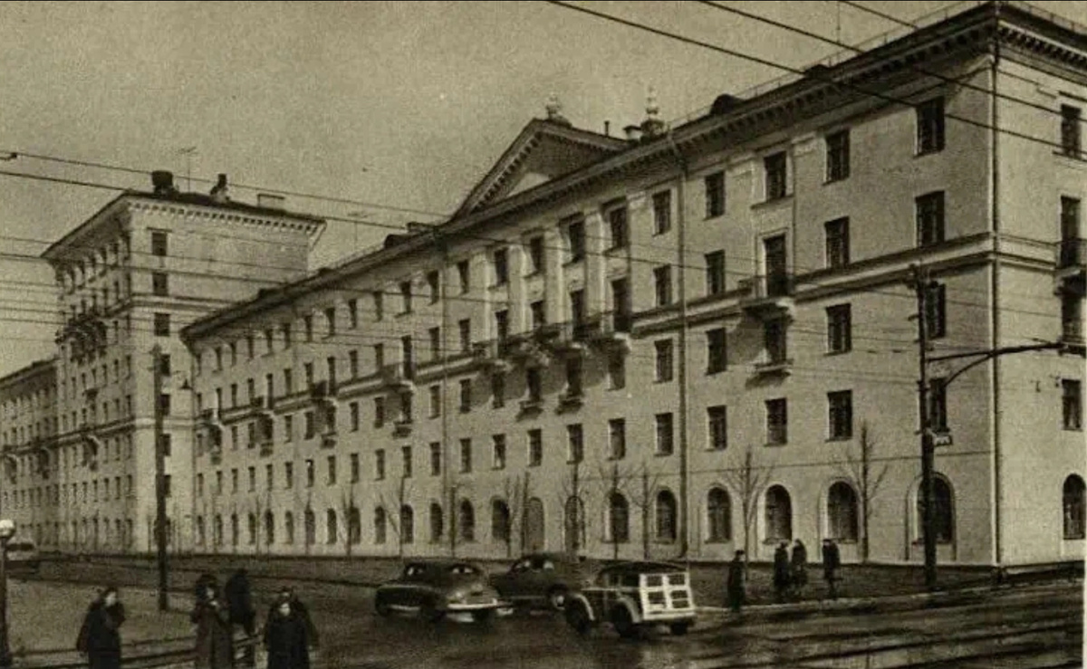 Дом Минмашстроя на Первомайской улице. Вид с юго-запада. Источник: журнал "Городское хозяйство Москвы", №4, 1955. 