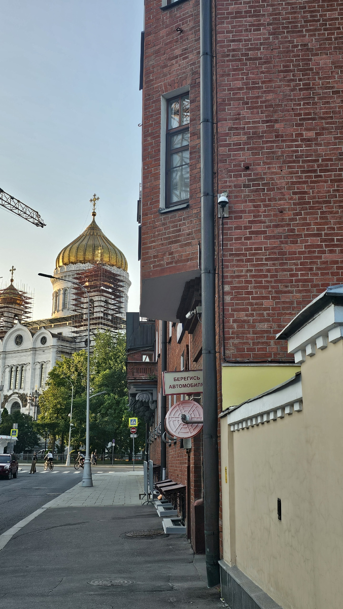 Дом Перцовой справа и Храм Христа Спасителя на заднем плане. фото автора