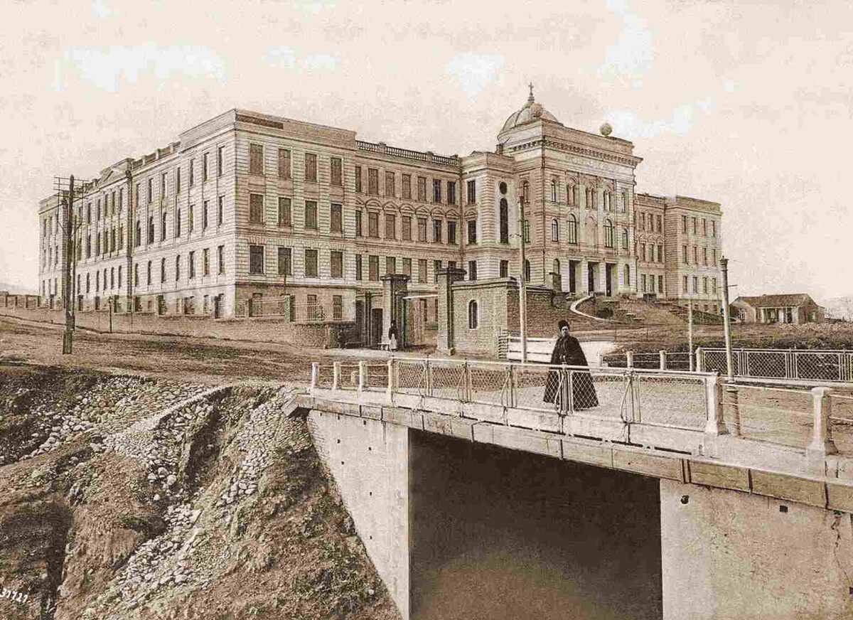 Здание дворянской гимназии Тифлиса, в начале XX-го века.