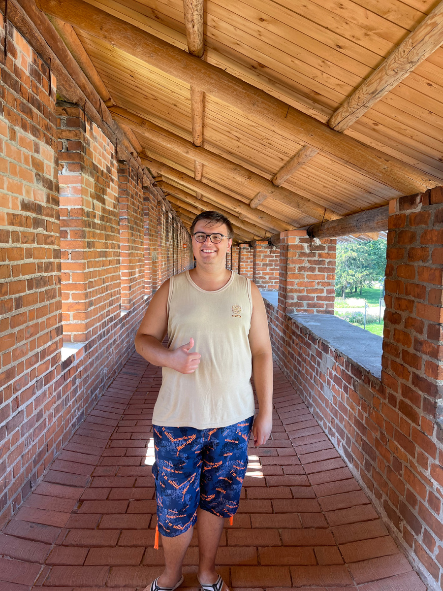 Изучая стену Нижегородского кремля. Кстати, лучше идти сразу в удобной обуви! Фото: Михаил Лайф Влог