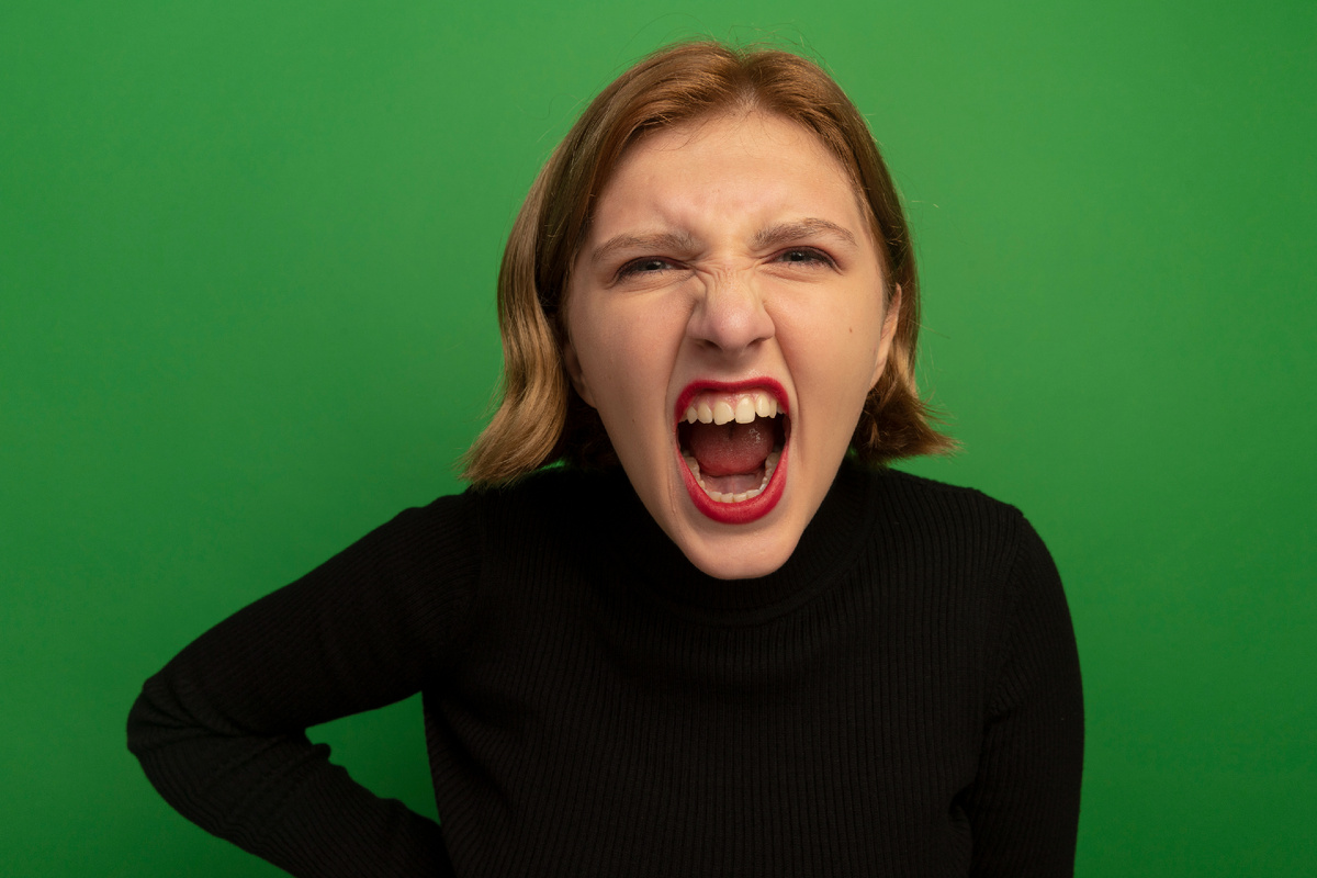 https://ru.freepik.com/free-photo/close-up-view-angry-young-blonde-woman-screaming_17039123.htm#fromView=search&page=1&position=0&uuid=92602bff-c427-445f-a7ff-47160b947ecc&query=%D0%BA%D1%80%D0%B8%D1%87%D0%B0%D1%82%D1%8C