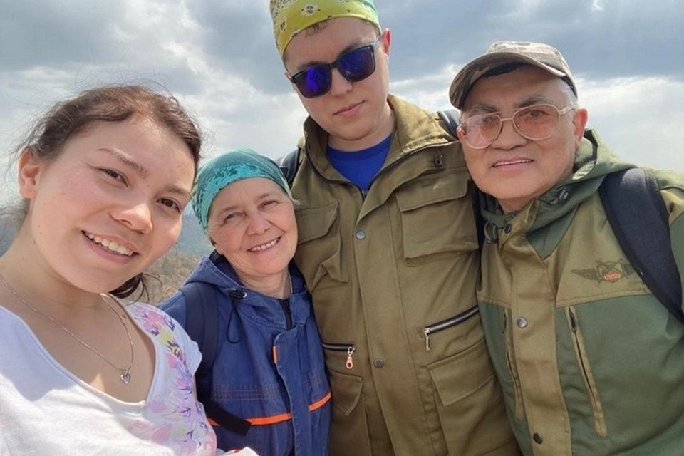 Залия Шамигулова со старшим братом, матерью и отцом. Фото: личный архив героев публикации