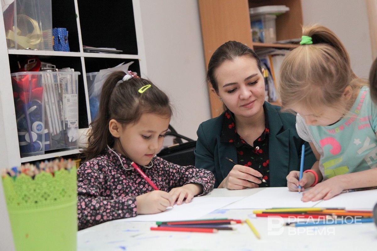    В двух детсадах после того, как родители прослушали аудиозаписи с диктофонов, оставленных ими в шкафчиках, пришлось уволить двух воспитателей. Ринат Назметдинов / realnoevremya.ru