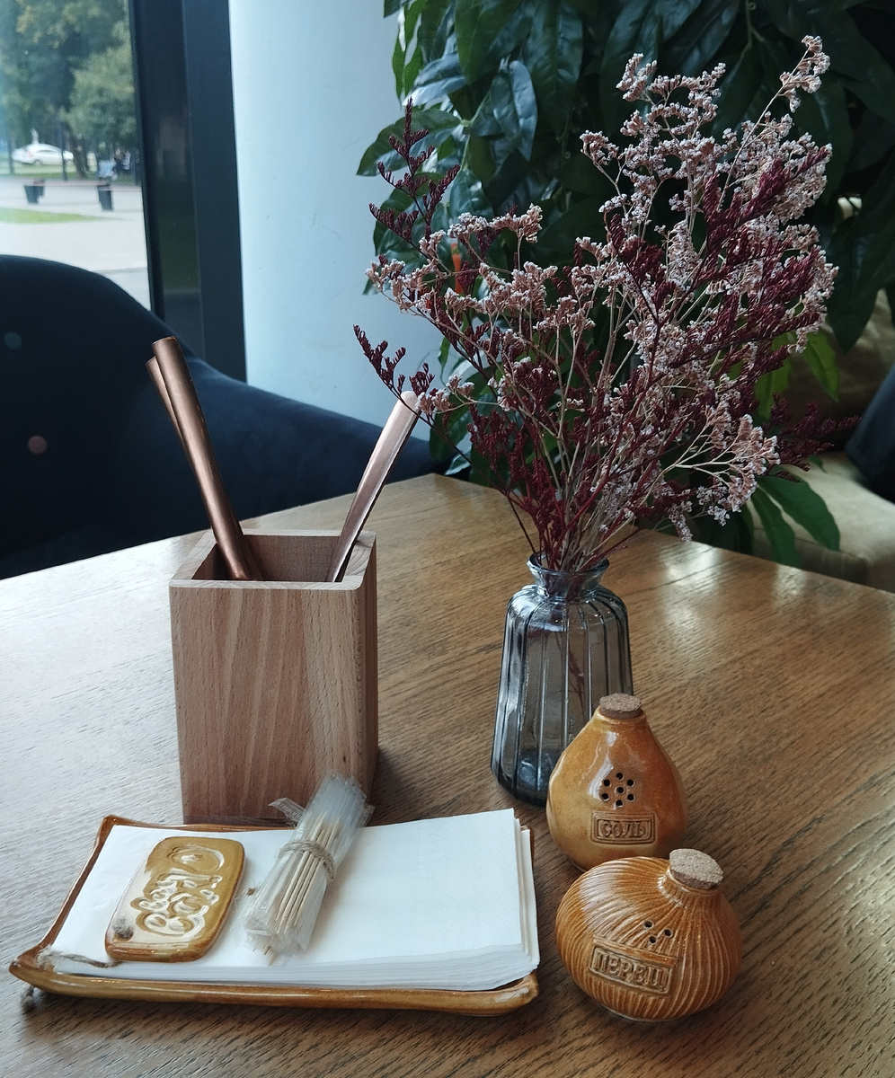 Фрагмент интерьера кафе "Вах!Вах!", РЦ "Рассвет". ЗДЕСЬ и далее фото автора и(или) из личного архива автора, если не указано иначе.