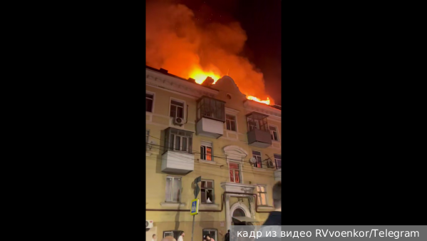 Падение БПЛА вызвало пожар на крыше многоквартирного дома в Ростове-на-Дону