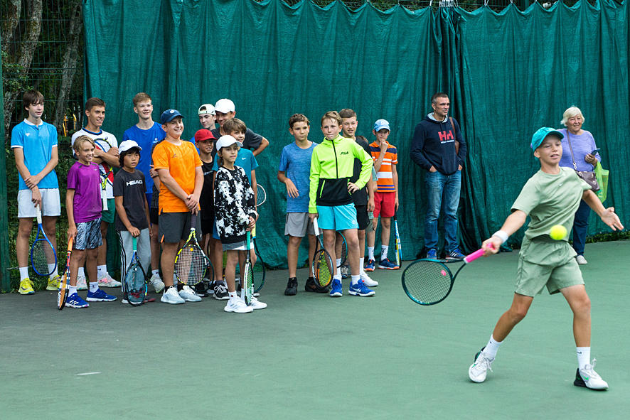 Против Дмитрия Турсунова играют участники Всероссийского турнира 1 категории.
