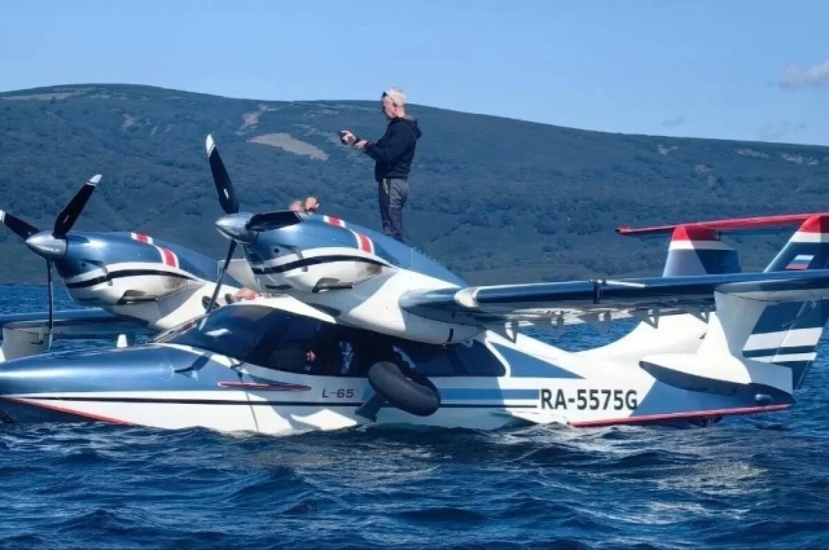    Энтузиасты на гидросамолетах приводнились на Курильское озеро на Камчатке