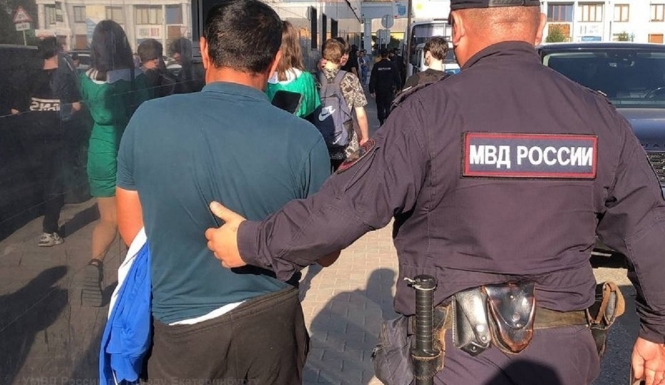 Тысячи нелегалов и армия призраков: оборотни в погонах открыли подпольный "миграционный завод" и заработали миллиарды