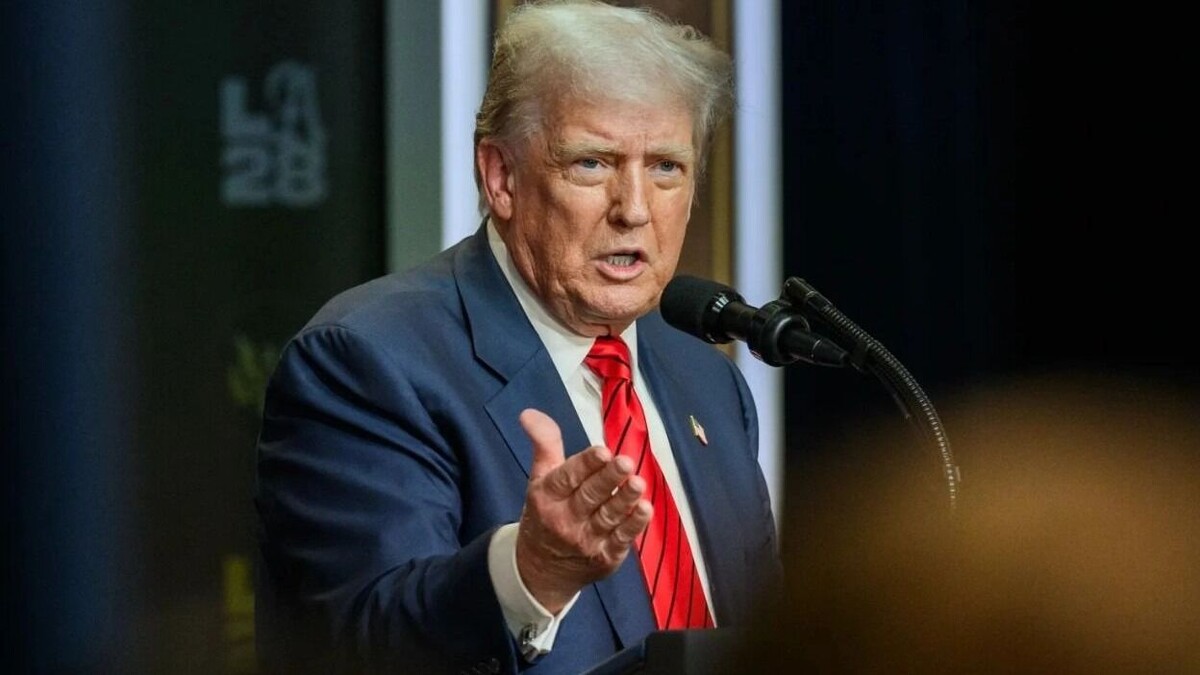 Трамп внось заявил, что хочет остановить российско-украинский конфликт, в противном случае, пригрозил он, будет «мировая экономическая война». Источник: Пресс-служба Белого дома