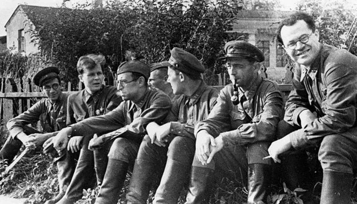 Военкоры ВОВ, справа налево: М. Матусовский, C. Голованивский, B. Кожевников, B. Гроссман, A. Твардовский, И. Френкель, 1941 год