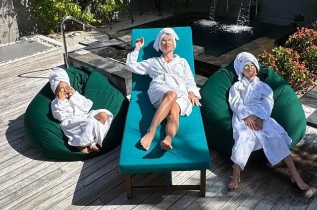    Анна Хилькевич с дочками. Фото: соцсети