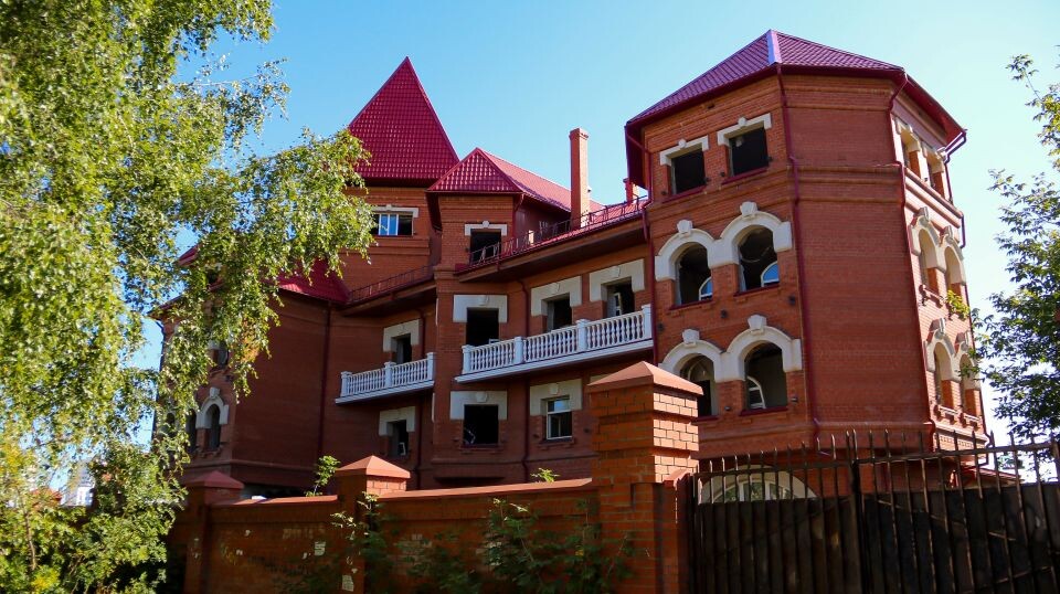    "Красный замок" на улице Малахова, 155. 26 августа 2025 года. Источник: Виталий Барабаш/"Толк"