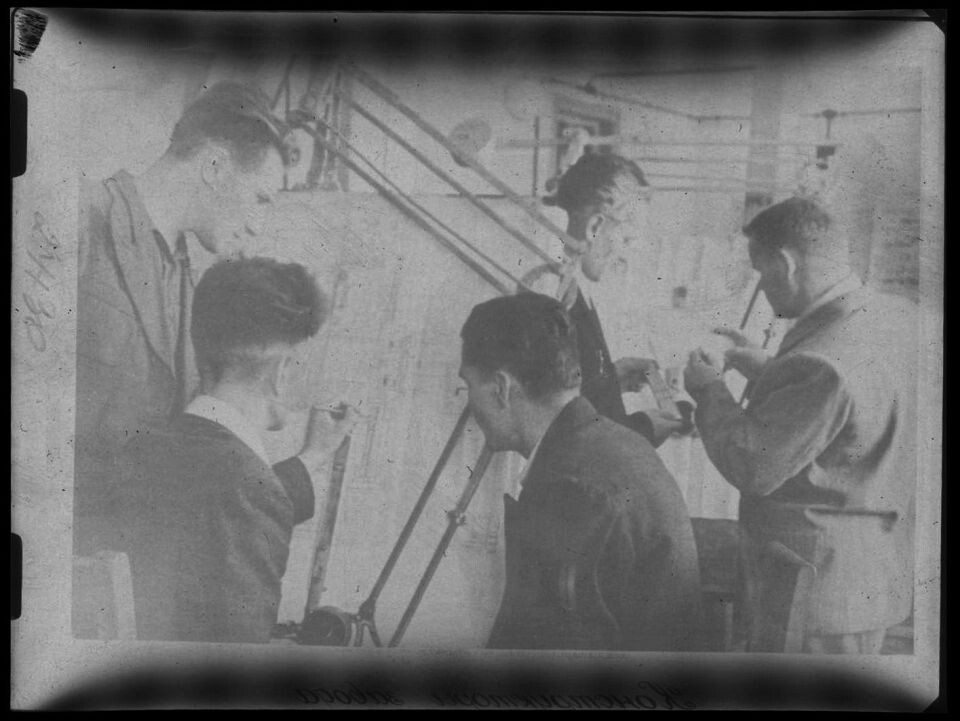    Барнаульский завод транспортного машиностроения («Трансмаш»). Конструкторы завода за работой. 1952 г.. Источник: goskatalog.ru, архив АГКМ