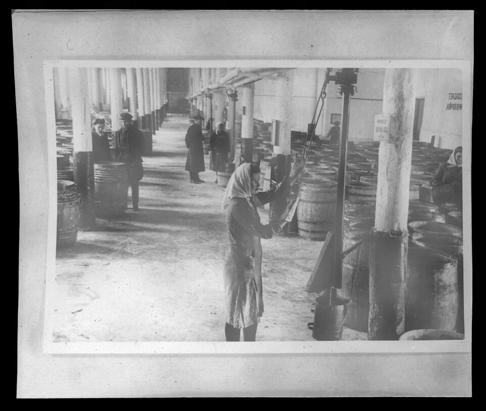     Барнаульский канифольно-терпентинный завод. Разливочное отделение. 1952 г.. Источник: goskatalog.ru, архив АГКМ