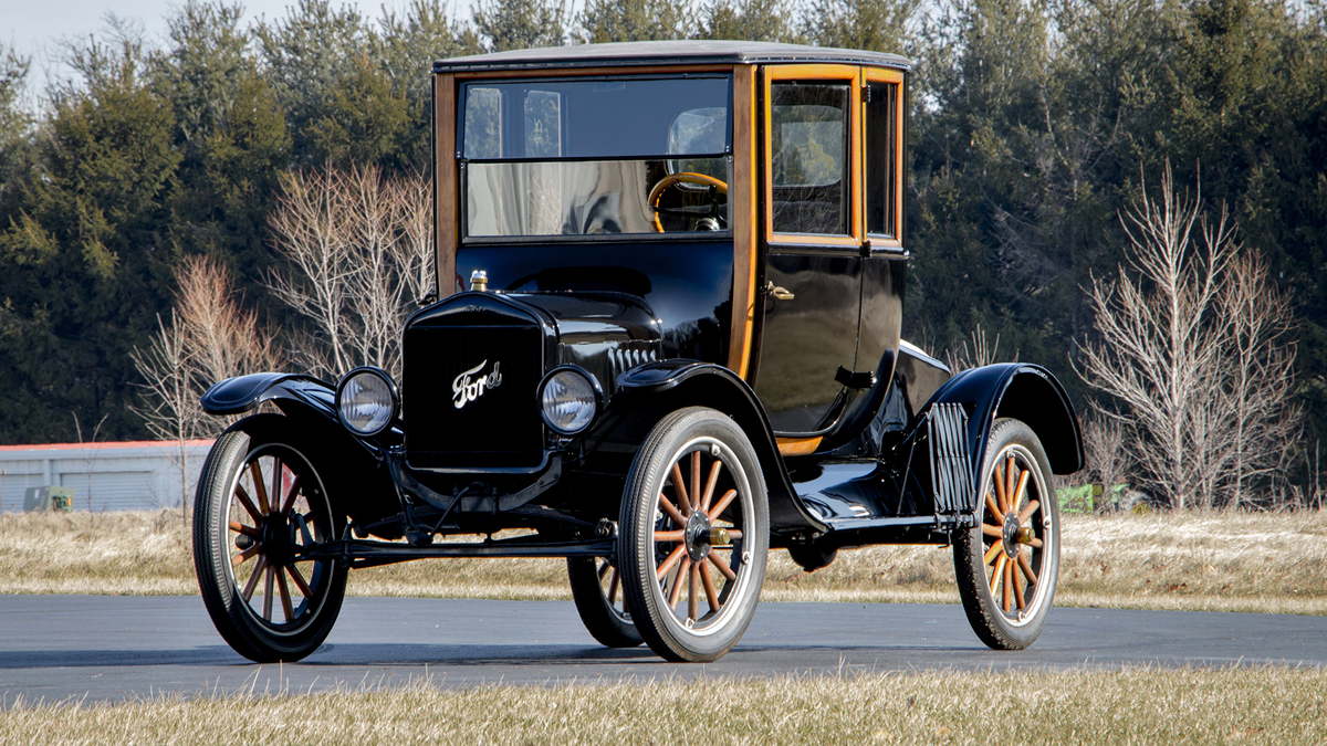 Ford Model T — первый массовый доступный автомобиль. Появился 27 сентября 1908 года в Детройте, а в 1914 году началась его конвейерная сборка