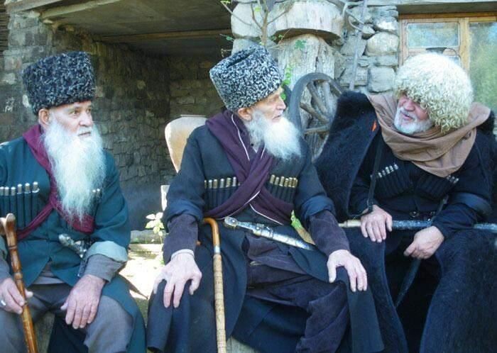 Фото из интернета. Сидят в очереди.