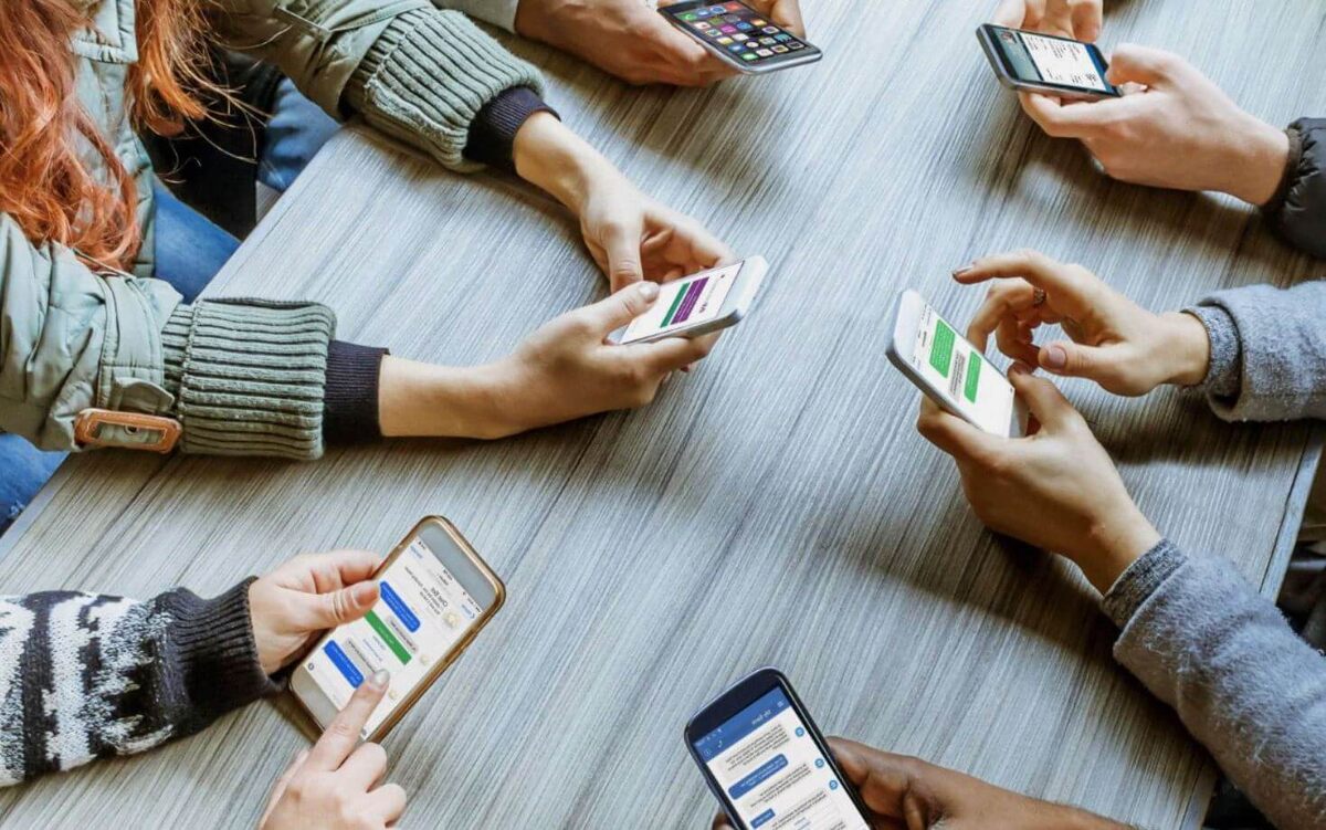 Дружеские посиделки теперь зачастую выглядят так 📱📱📱🙃