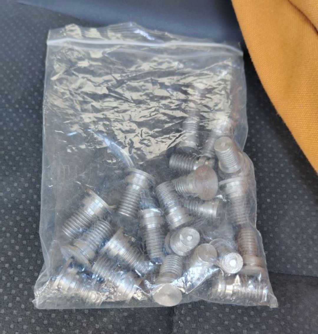 Лично я так и не догадался с какой целью на штампе делаются все эти пазы и утолщения. Но Токари народ точный! Исполнили в лучшем виде...