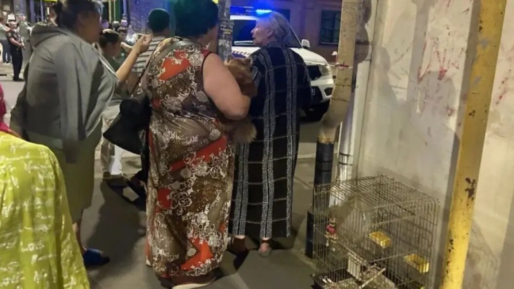    Женщина выбежала из дома со своим домашним питомцем. Фото: "Российская газета"