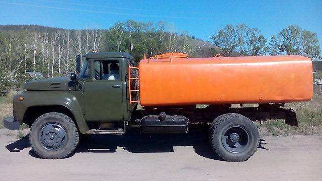 ЭТО ЗИЛ-130 К НАМ ПОДЬЕЗЖАЛ ТАКОЙ ЖЕ НО БОЧКА НЕ ОРАНЖЕВАЯ