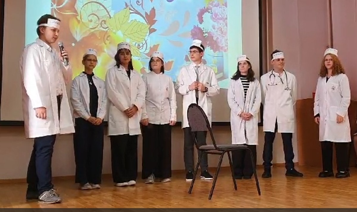 Сценка "Консилиум" в исполнении учащихся медицинского класса.