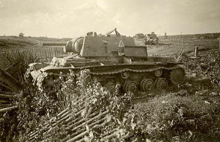 Танки 24-й танковой дивизии в деревне Стояновщина. 12 августа 1941 года.