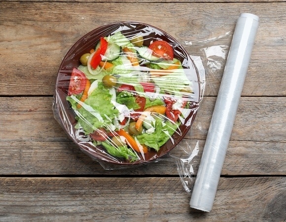 Стало известно, какие продукты не стоит заворачивать в пищевую пленку