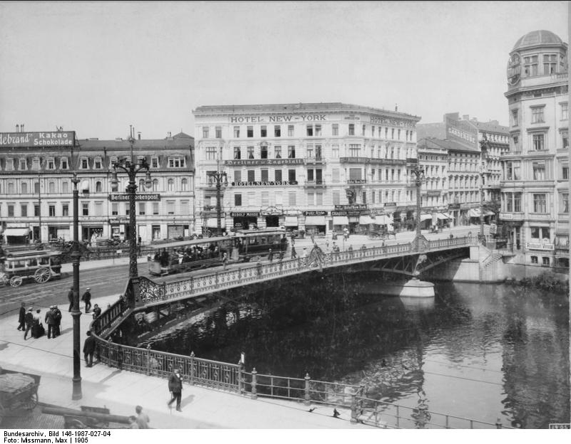 Мост Маршалбрюкке, рядом с которым было найдено тело девочки.