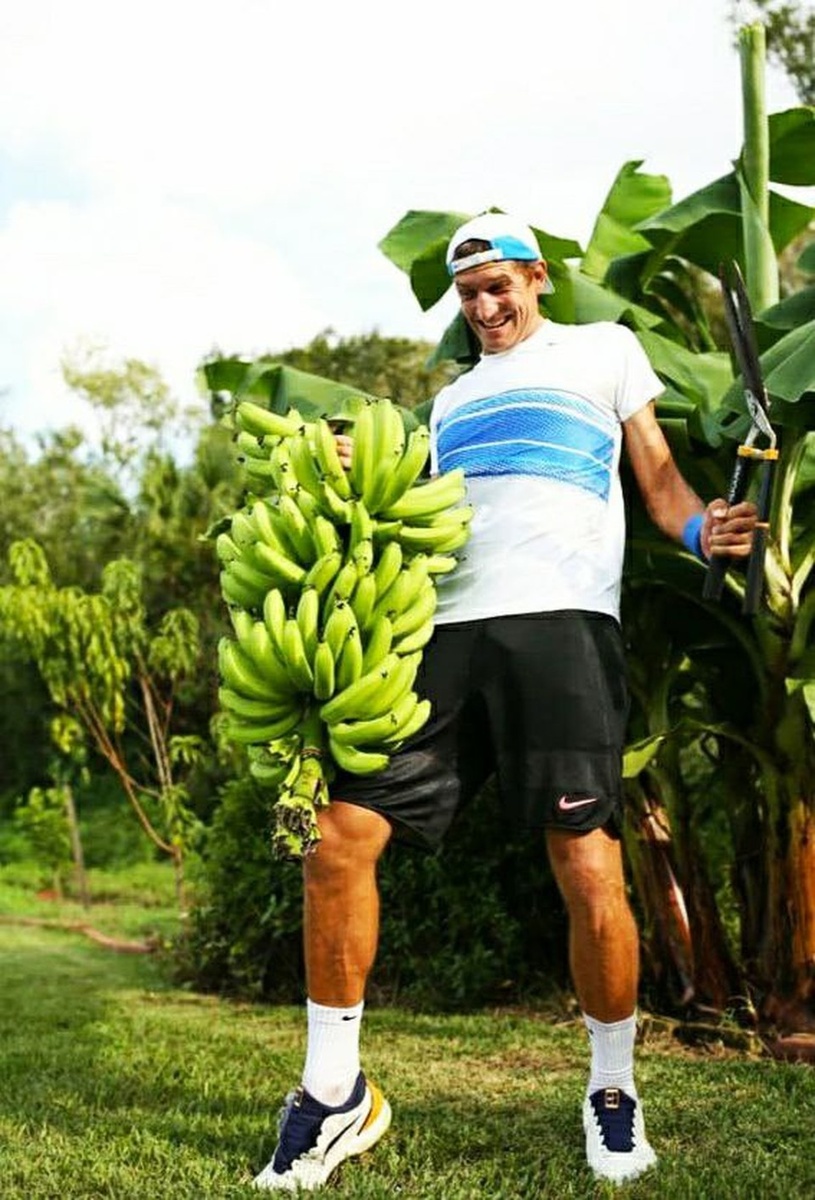    А еще он бананы выращивает! Фото: социальные сети Максима Мирного.