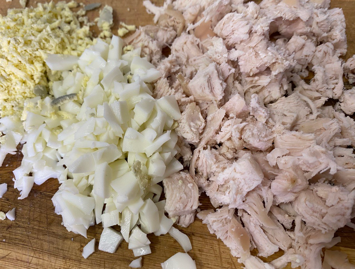 Приготовление салата из курицы. Фото автора