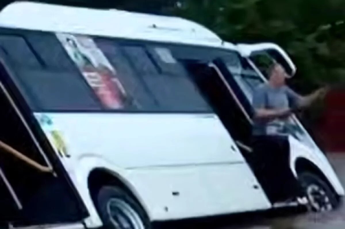    Автобус с пассажирами опрокинулся из-за подтоплений на Сахалине