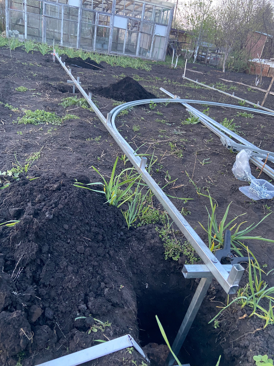 Установка грунтозацепов теплицы из поликарбоната.