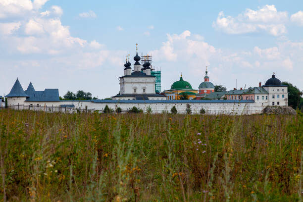Этот монастырь, основанный чуть ли не Сергием Радонежским, 500 лет был мужским! А после распада СССР он стал… женским?…