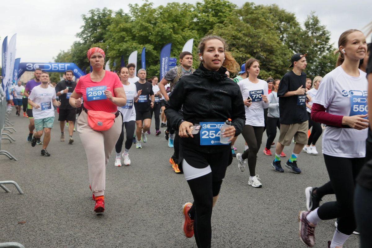 Я в красной футболке. Бегу 5 км