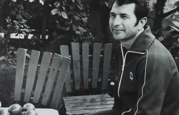    Космонавт Юрий Малышев на отдыхе в Камышине в саду у отца (1980 год, Камышинский историко-краеведческий музей)