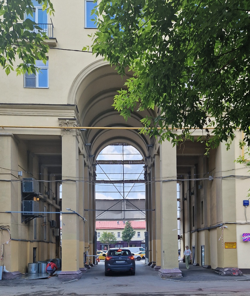 Садовая-Черногрязская улица, 13 - Жилой дом 1939 года, архитектор Виктор Корин