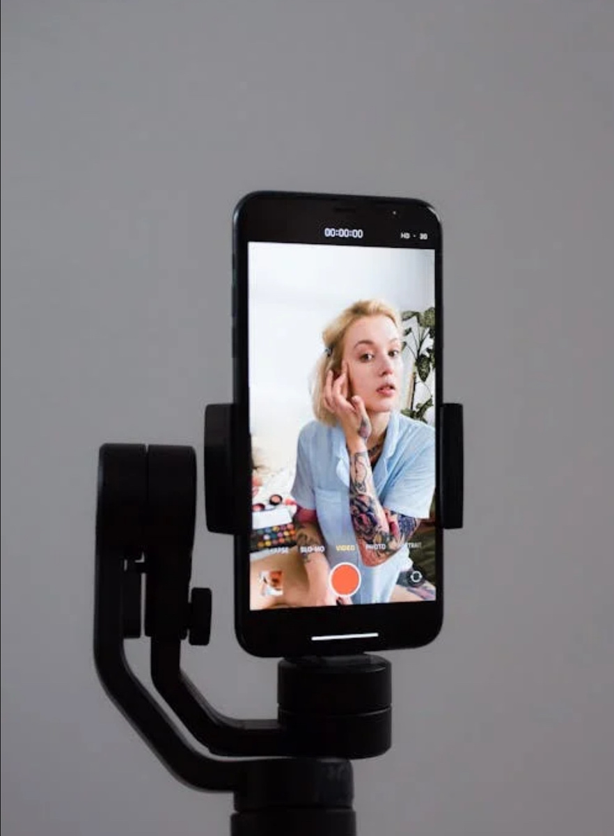 Даже съёмку своего утреннего макияжа можно снять красиво. 