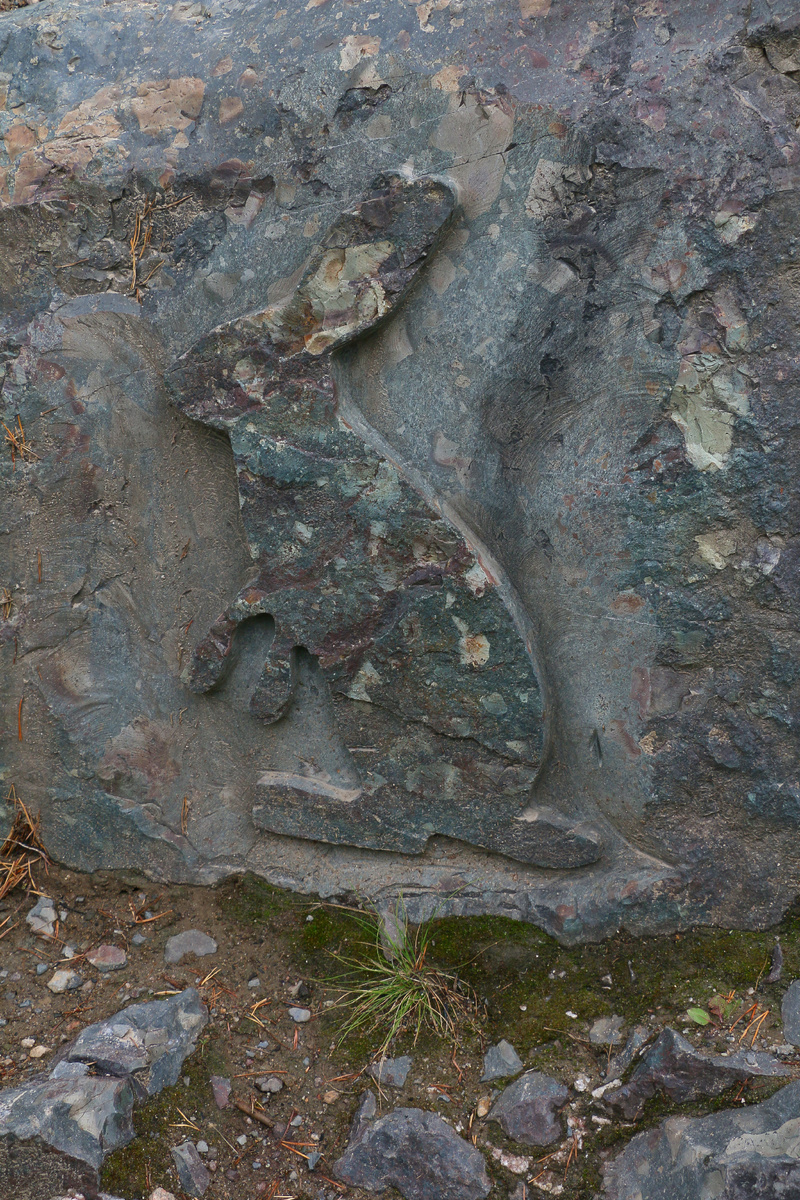 Вот тут хорошо виден объем фигурки- насколько глубоко она вырезана. Фото мое 