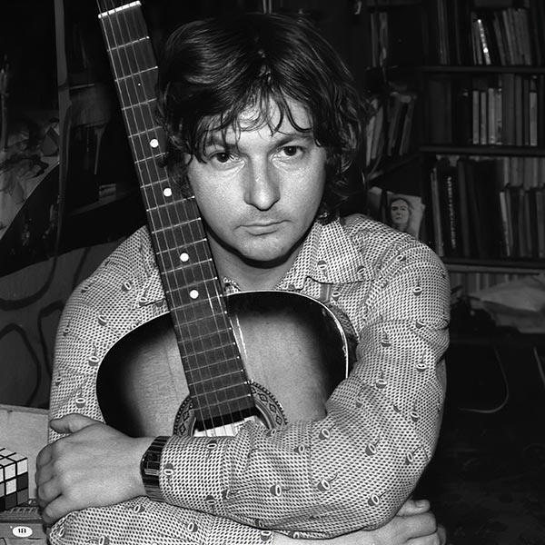 Майк Науменко — советский рок-музыкант, поэт , певец, гитарист писатель, переводчик автор песен