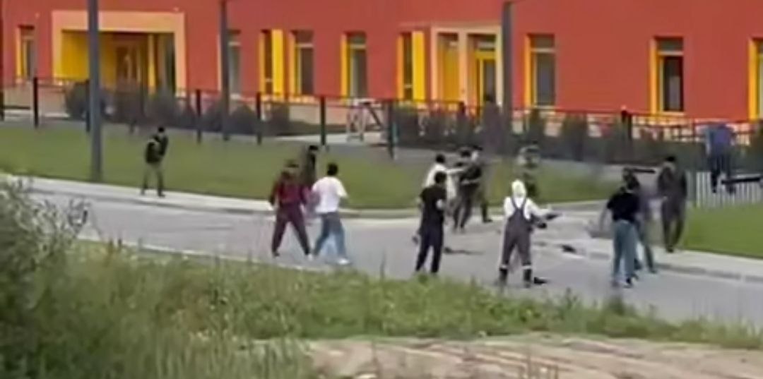 Мигранты ремонтировали детсад и устроили потасовку между собой. Фото: скриншот Readovka