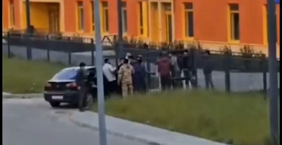 Мигранты собрались толпой и что-то выясняли между собой. Фото: скриншот Readovka