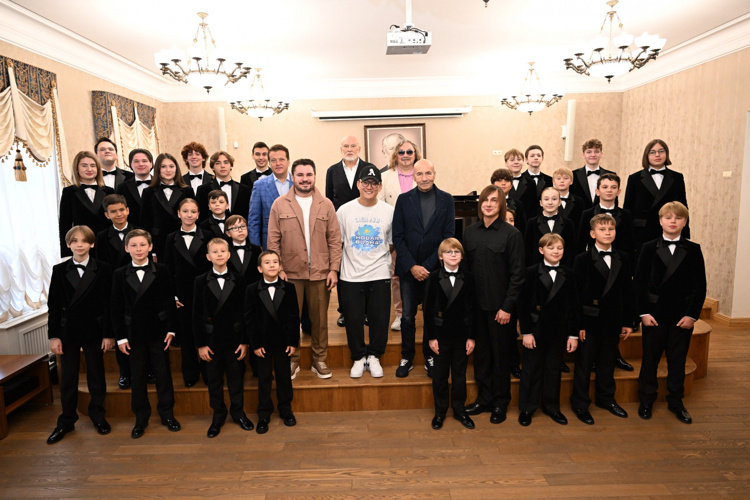    Детишек спрашивали, знают ли они, перед кем выступают. А они весело отвечали: «Да, это Игорь Крутой!» «Он в жюри «Новой волны» сидел», — говорили другие.   
Фото: kzn.ru