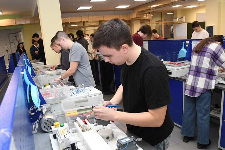    «Стратегическая цель — к 2030 году выйти на продвинутый уровень профориентации во всех образовательных организациях. Чтобы каждый выпускник вместе с аттестатом получал свидетельство о профессии».   
Фото:  kzn.ru