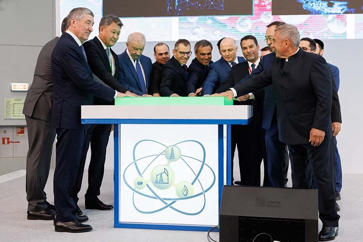 Минниханов и VIP’ы дали старт форуму символическим нажатием зеленой кнопки, после чего состоялся обход выставки
Фото: Сергей Елагин