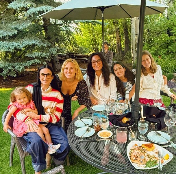    Эмма прекрасно ладит с бывшей супругой Уиллиса Деми Мур и ее дочками