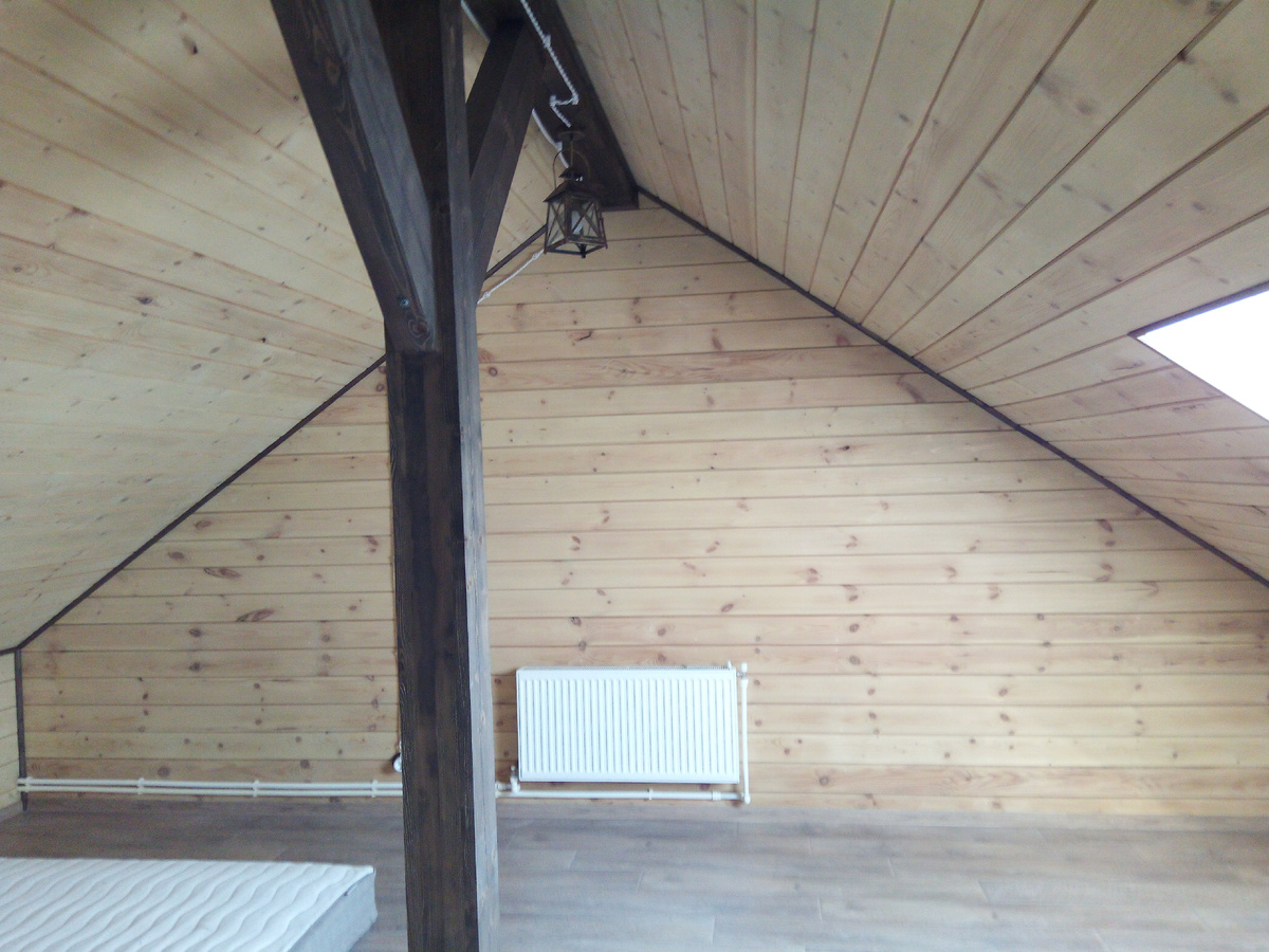 По большому счету, стены красили в первую очередь из-за замазки, которой пришлось закрашивать шурупы, понатыканные горе-ремонтниками первой бригады