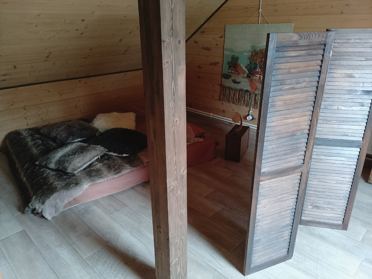 Вот тут хорошо видно и ламинат, и ширмы, и лежбище на полу