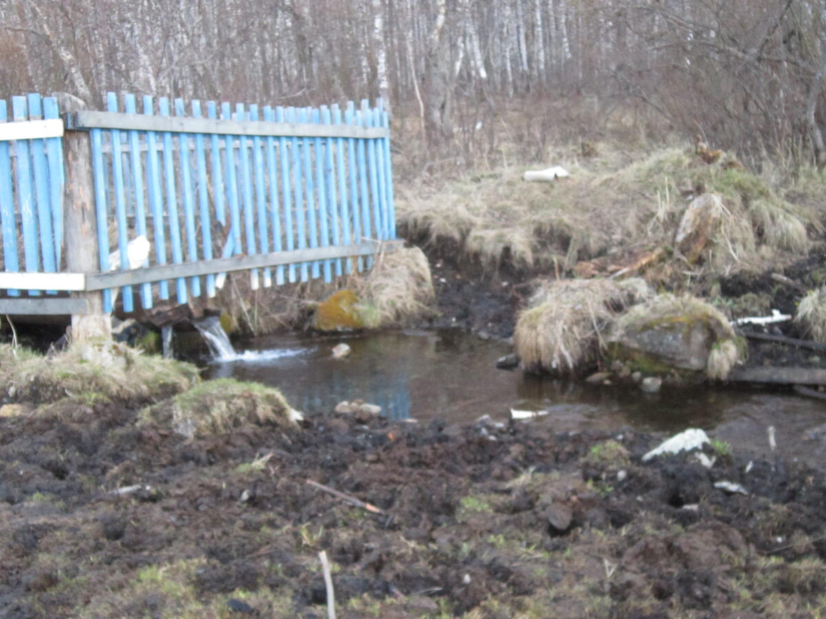 Это родник, где воду набираем. Называется этот место теплая. Зимой теплая вода. И очень вкусная. 