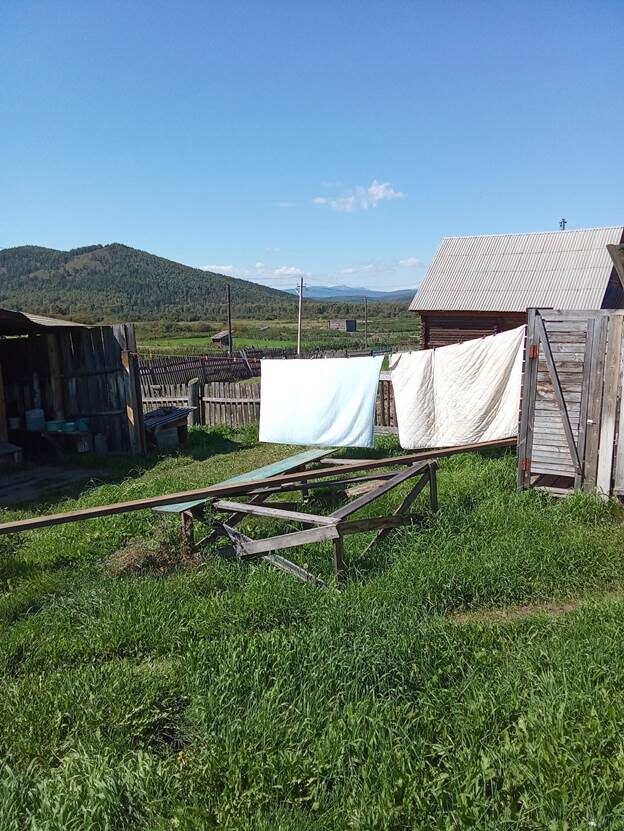 На заднем плане . На этом фото хорошо ее видно гора Иремель 1500 метров высотой. Туристов там , как на демонстрации на первомай.  