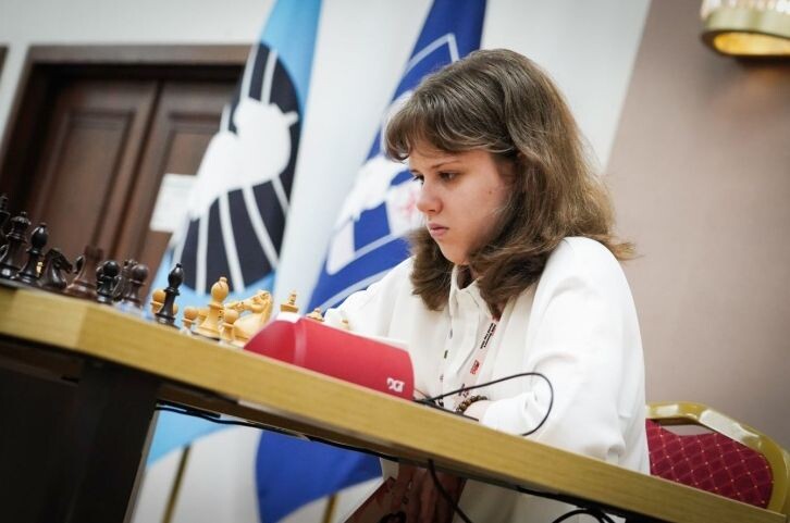 Анна ШУХМАН – 16-летний гроссмейстер. Победительница и призёр многих шахматных турниров. В 2025 году она завоевала звание чемпионки мира среди шахматисток не старше 20 лет и чемпионки Всемирной юношеской шахматной олимпиады U-16 в командном зачёте.